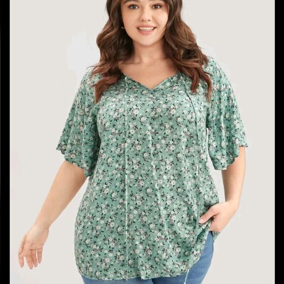 BloomChic Tops - NWT BloomChic tie neck floral shirt